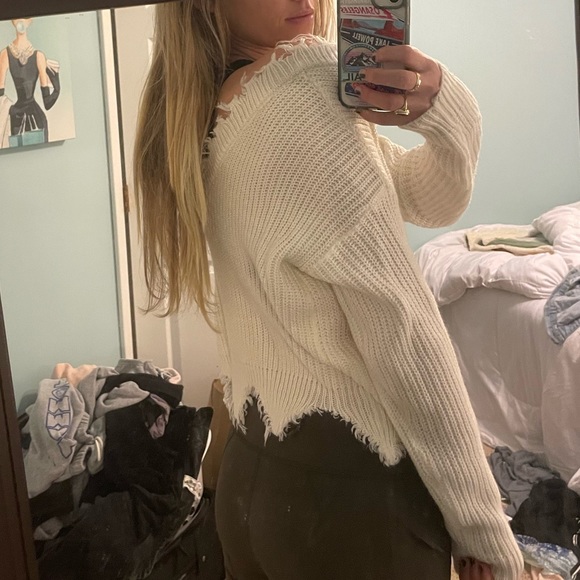 White sweater distressed - Picture 2 of 4